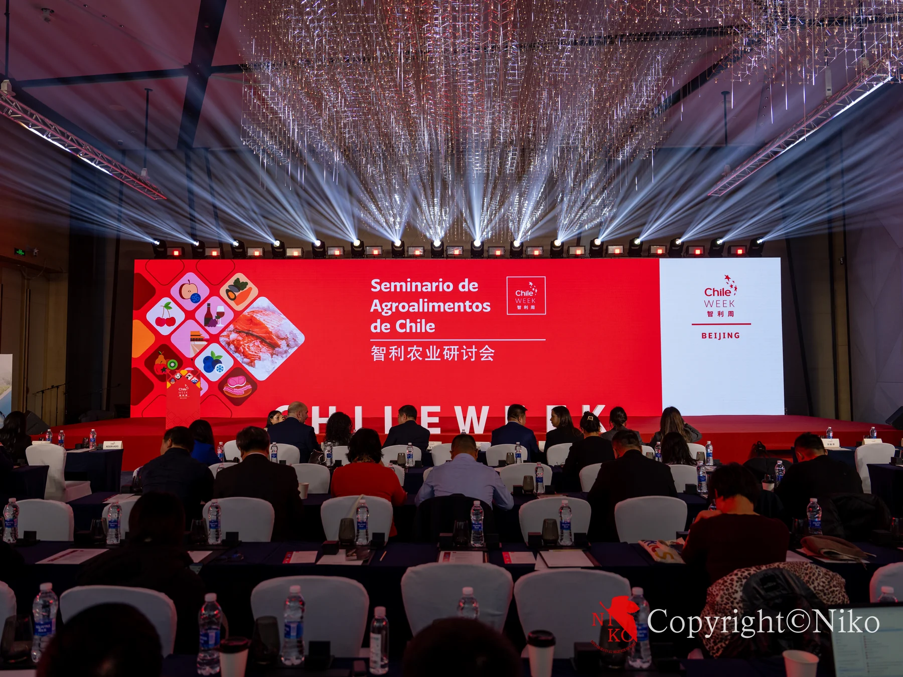 企业会议主舞台与观众席